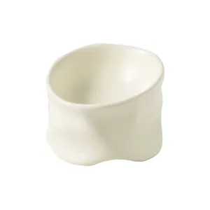 Cuenco minimalista de cerámica crema para mascotas con diseño de textura hecha a mano