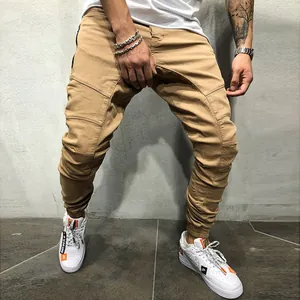 Vista de detalle de joggers cargo caqui para hombre resaltando costuras y tela resistente