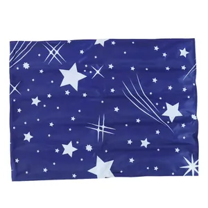 Blaue Kühlmatte für Haustiere mit weißem Sternennacht- und Kometen-Druckmuster Design