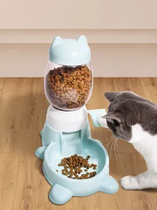 Détail montrant un chat utilisant le distributeur de nourriture automatique