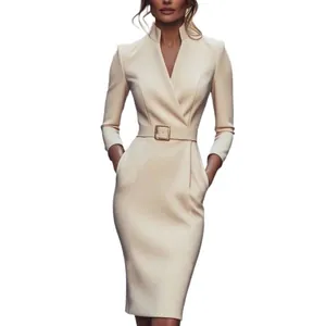 Robe fourreau élégante à manches longues style français, col en V et ceinture beige.