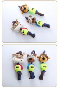 Vue détaillée de jouets à mâcher pour chiens en velours avec balles de tennis