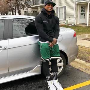 Vista dettagliata dei pantaloncini da basket in mesh verde con outfit sportivo