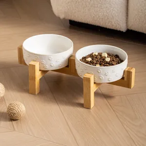 Juego de cuencos de cerámica elevados para mascotas con huellas y soporte de bambú