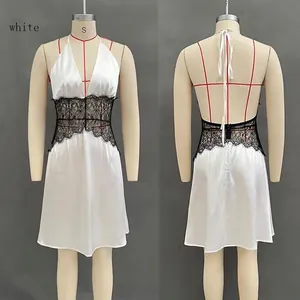 Elegante abito bianco in raso con scollo all'americana e pizzo nero, fronte e retro