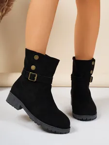 Detailansicht der schwarzen Wildleder-Stiefeletten mit goldenen Knöpfen und Schnalle.