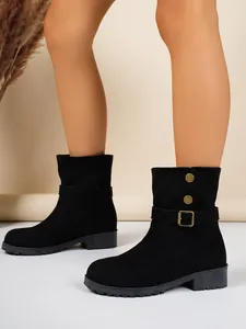 Seitenansicht schwarzer Stiefel mit dekorativer Schnalle und Metallknöpfen