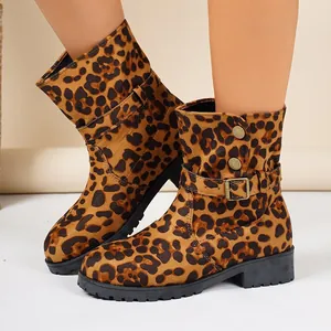 Detailansicht der stylischen Damen-Stiefeletten mit Leopardenmuster und Schnalle