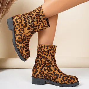 Detailansicht Damen-Stiefeletten mit Leopardenmuster, Wildlederoptik und Zierschnalle