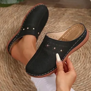 Sabot neri casual da donna con zeppa, traforati e decorati con piccole borchie