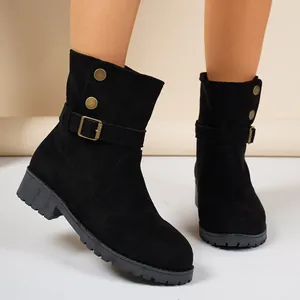 Klassische schwarze Stiefeletten aus Wildlederimitat mit goldener Schnalle und Knöpfen