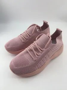 Vue détaillée de baskets roses en maille avec semelle épaisse et fermeture à lacets