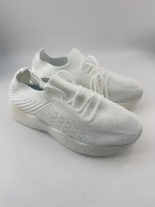 Vue détaillée de la texture en maille fly-knit blanche des baskets à semelles épaisses