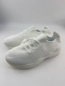Vue détaillée des baskets à plateforme en maille blanche pour femme avec lacets