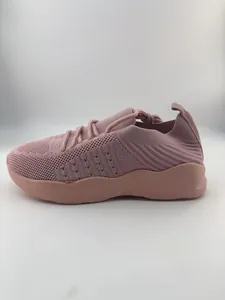 Détail de la vue latérale d'une basket rose en maille avec une semelle épaisse.