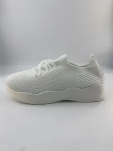 Profil latéral détaillé de baskets blanches en maille pour femmes avec semelles épaisses et lacets