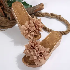 Detalle de sandalias de cuña para mujer con elegantes decoraciones de flores de tela
