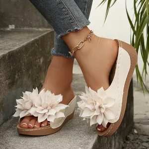 Elegantes sandalias de cuña crema con decoración de flores 3D en escalones de piedra