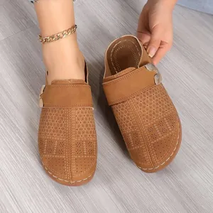 Eleganti sabot estivi marroni da donna con motivi floreali laserati e fibbia in metallo