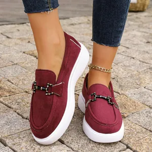 Mocassini donna platform in camoscio bordeaux con fibbia metallica e suola bianca.