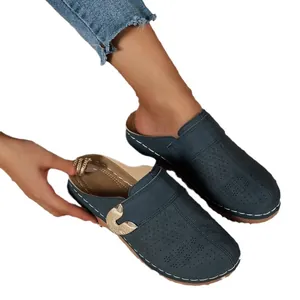 Eleganti sabot da donna blu navy con fibbia in metallo e dettagli di cuciture bianche