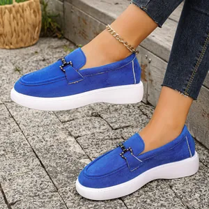 Mocassini eleganti in pelle scamosciata blu con fibbia metallica e suola platform bianca