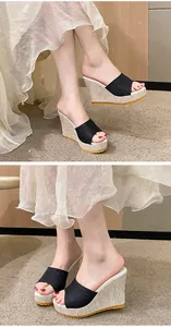 Vue détaillée de sandales compensées à paillettes noires avec une robe d'été légère
