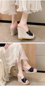 Vue détaillée de sandales compensées pour femmes avec bride brodée et talon plateforme tissé