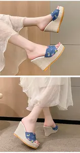 Sandales compensées en jean pour femmes avec broderies florales et bout ouvert.
