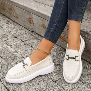 Eleganti mocassini crema da donna con fibbia in metallo e suola bianca spessa per comfort