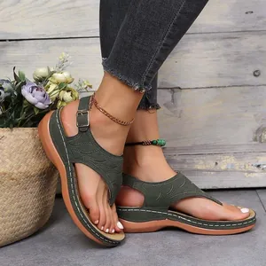 Romeinse donkergroene sleehak sandalen voor dames met gespband en t-strap ontwerp