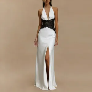 Elegante witte maxi-jurk met diepe V-hals, zwart kanten inzetstuk en een hoge split