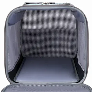 Vista interior detallada de la bolsa de transporte para mascotas con ventanas de malla