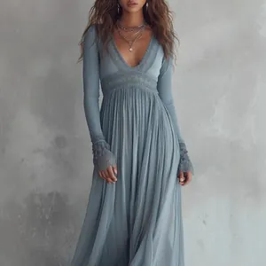 Detailansicht eines blauen Boho-Maxikleids mit Rippstrick-Oberteil und Spitze