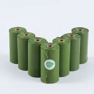 Bolsas de basura para mascotas verdes biodegradables dispuestas en forma de V simétrica