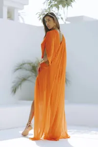 Vollansicht eines transparenten orangefarbenen Strandkleids mit hohen Schlitzen