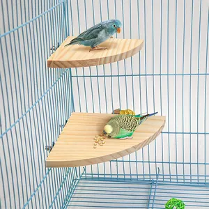 Posatoio angolare in legno naturale per pappagalli e piccoli animali in una gabbia