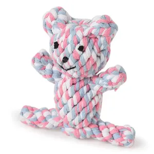 Nahaufnahme eines handgewebten Bärenspielzeugs aus pink-blauer Baumwolle für Welpen