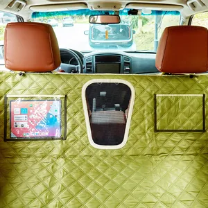 Détail de la housse de siège auto imperméable matelassée pour animaux avec porte-tablette