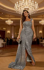 Robe de soirée sexy à paillettes argentées élégante avec fente haute dans un bal