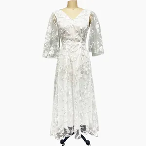 Abito midi elegante in pizzo bianco con scollo a V, ricami floreali intricati e maniche a campana