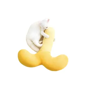 Zacht geel pluche huisdierkussen voor katten en honden met een knuffelende kat rust