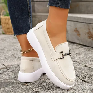 Eleganti mocassini da donna in camoscio beige con fibbia in metallo e platform