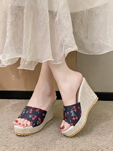 Détail de sandales compensées pour femme avec motif cerise marine et talon en lin