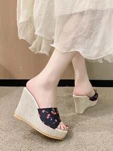 Gros plan de mules à talons compensés pour femmes avec motif cerise