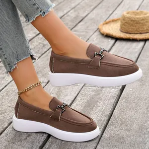 Eleganti mocassini platform da donna in camoscio marrone con fibbia in metallo su legno