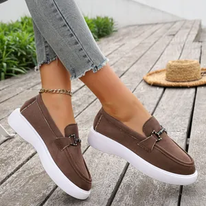 Eleganti mocassini in pelle scamosciata marrone con suola platform bianca e fibbia.