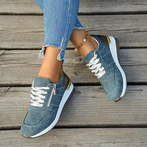 Vue détaillée de baskets bleues décontractées pour femmes avec fermeture éclair et lacets blancs