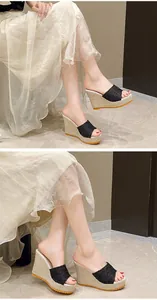 Mules à talons compensés élégantes avec broderies florales noires et une plateforme