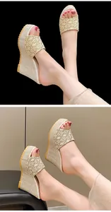 Sandales compensées beiges élégantes avec broderie florale et design à bout ouvert.